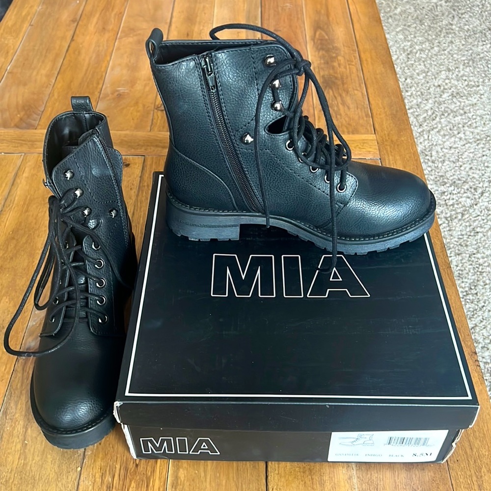 New MIA black combat boots